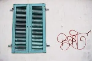 Nettoyage graffitis sur mur